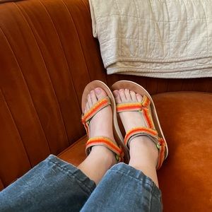 TEVA SANDALS WOMANS 6 ORANGE & YELLOW